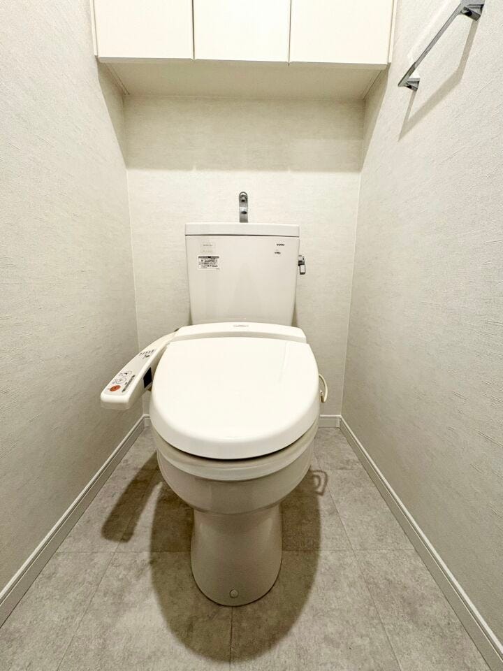 タオルやお掃除グッズ、トイレットペーパーのストック置きなどの収納力もUPします。見せない収納で清潔感のあるトイレです。そして、大人も子どもも快適な自動温洗浄便座機能付きです。