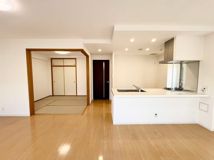 リビング、和室、キッチンのどこにいてもご家族とのコミュニケーションがとれる間取りです。和室は約4.4帖の広さで、襖をあけておけばさらに開放感を感じられます。