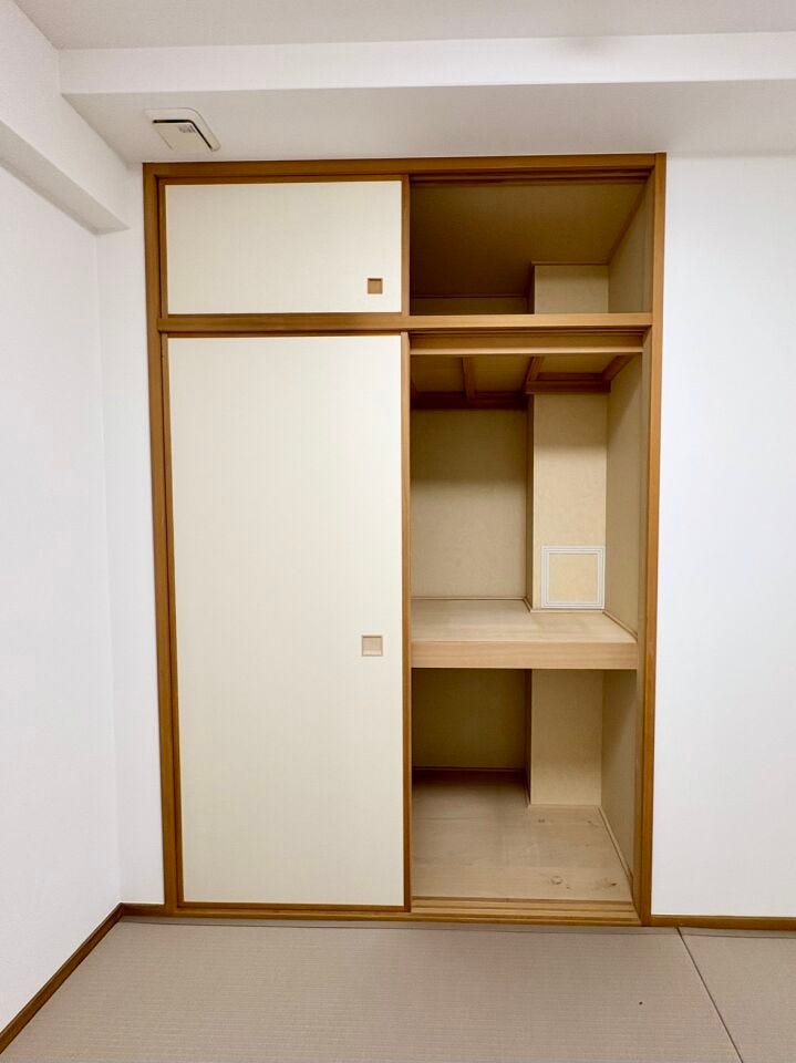 便利な押入収納も完備。和室の落ち着いた雰囲気を保ちつつ、急な来客にも布団や座布団をすぐに出すことができます。棚を追加すれば衣類や日用品の収納にも活用可能◎