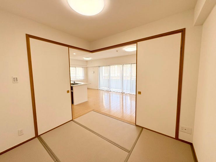 リビングの一角に設けられた小上がりの空間。落ち着いた和モダンのデザイン。客間として キッズスペースとして 家事スペースとしてマルチに使える便利な空間です。