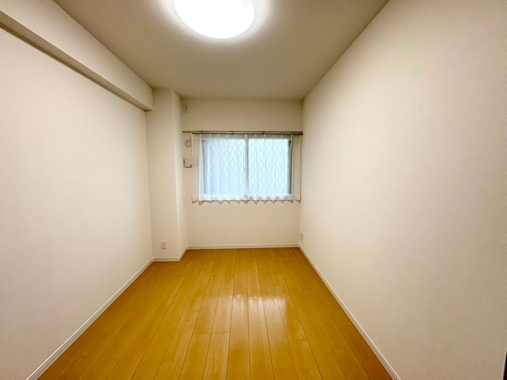 収納力のあるクローゼットを備えた洋室。衣類や小物をすっきり収納でき、居住空間を広く使えます。寝室や子ども部屋、書斎など幅広い用途に対応します。