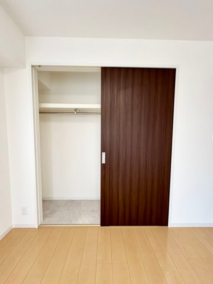 洋服・カバンや季節の電化製品などもこちらにきれいに収納できます。全居室収納付きで、収納力が充実しています。