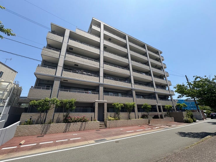 地上7階建てのマンション。小・中学校まで徒歩10分圏内と周辺の生活利便施設が充実しています。