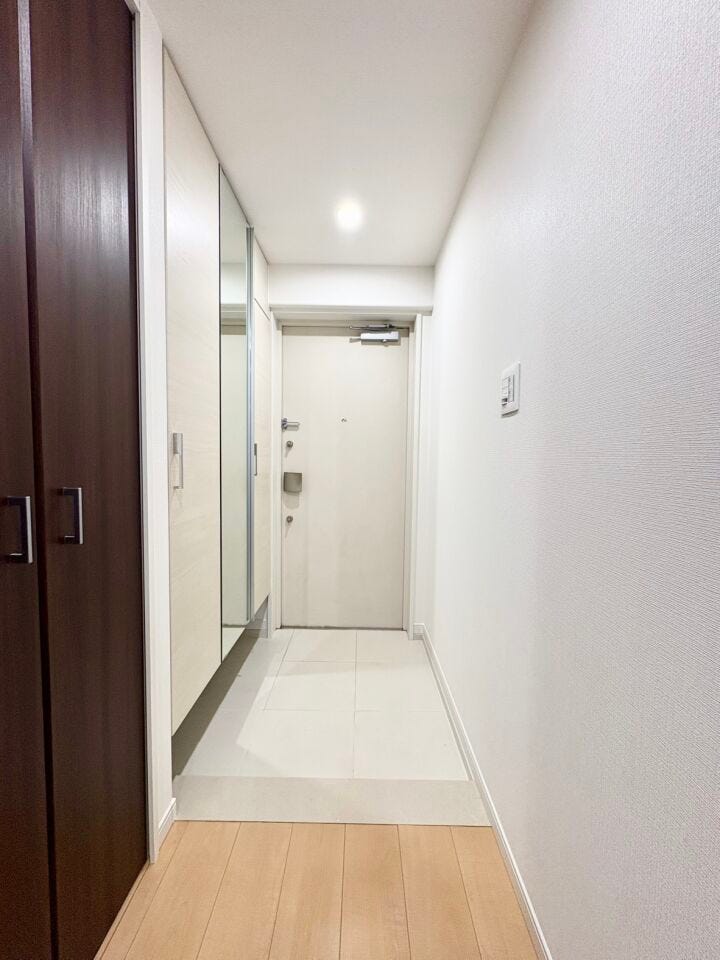 間接照明がよりお洒落な雰囲気の演出してくれています。白を基調とした玄関でおうちの第一印象もばっちりです。玄関すぐにクローゼットがある為、外出時や帰宅時の動線がスムーズに!アウトドア用品も収納できます。