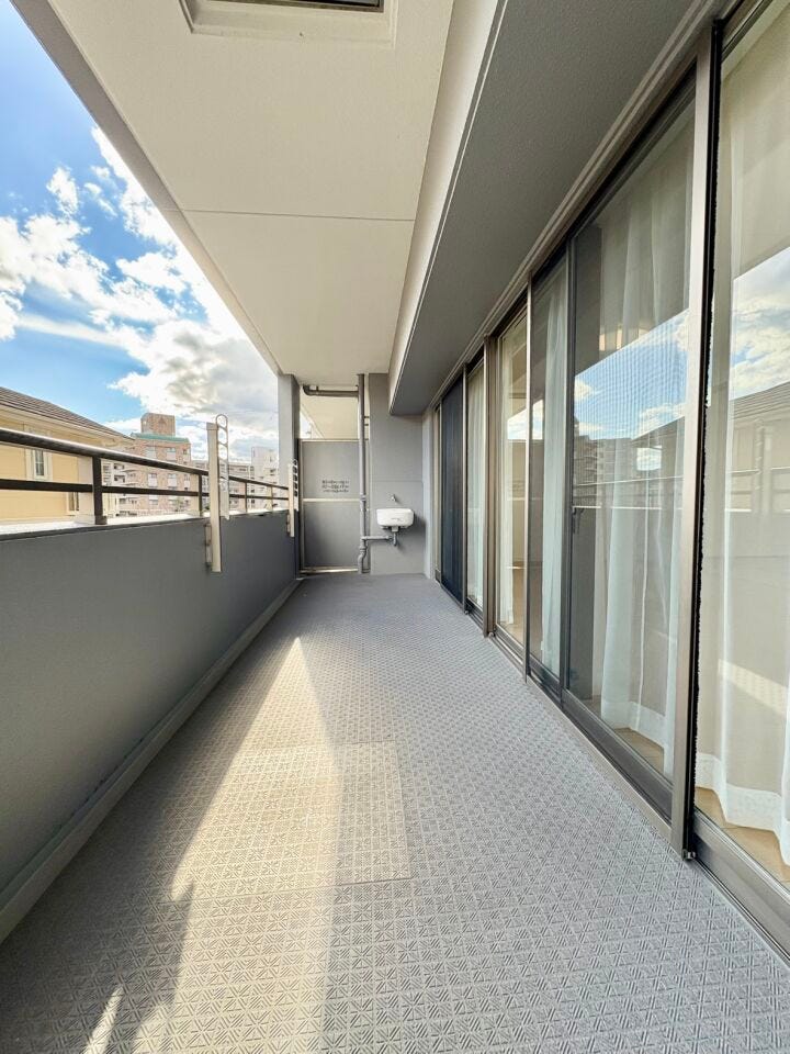 洗濯物や布団をゆったり干せる、ゆとりある広さのバルコニー。ガーデニングやくつろぎのスペースとしても活用でき、暮らしの幅が広がります。