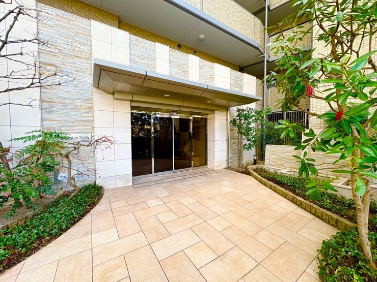 エントランス周りは植栽が整い、丁寧に手入れされています。気持ちの良いエントランスです。