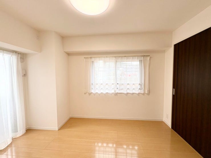 二面採光で明るい室内空間です。各居室にクローゼットを完備しており、衣類や荷物を部屋ごとに整理しやすいのが魅力です。お部屋をすっきり保ちながら、インテリアのレイアウトも楽しめます。