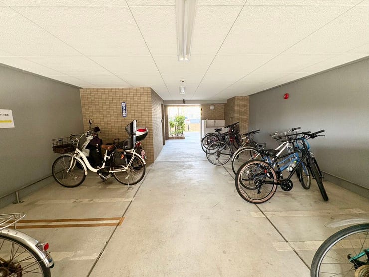 屋内駐輪場で、雨の日の安心して利用できます。