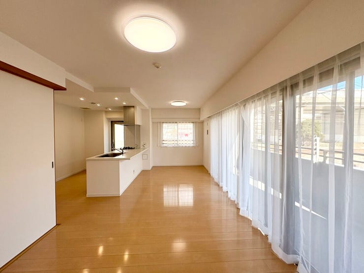 【リビング】
南東向きのリビングは陽当たり良好で日中は電気いらずで過ごすことができます。リビング一面が大きな窓で、開放感があり自然光がたっぷり差し込みます。大きな窓が印象的なリビングです。