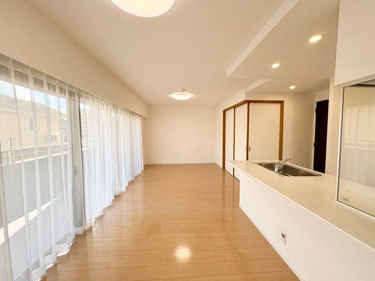 家族が同じ空間にいながらも、それぞれゆったり寛げる約16.8帖の広々としたLDK。フローリングの明るい色がリビングに全体をさらに明るくしてくれます。