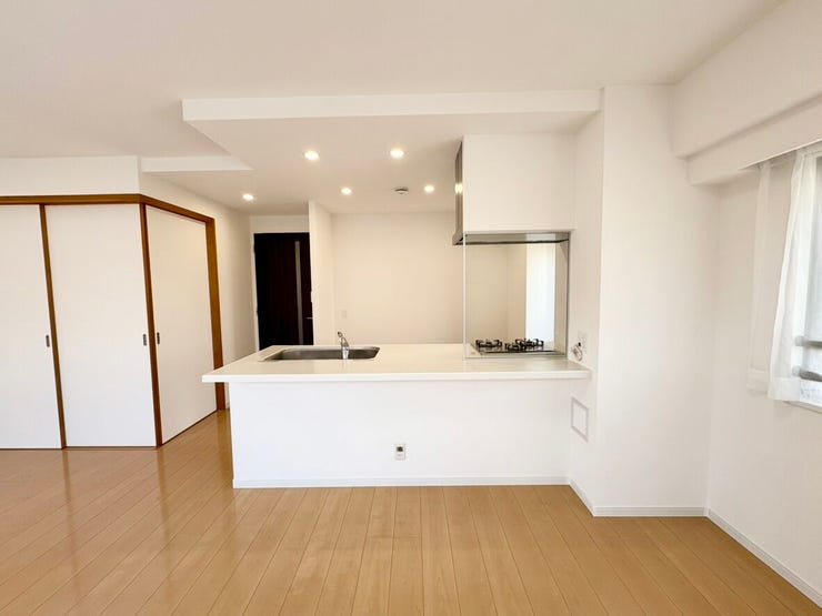 対面式キッチンのため、料理をしながらリビング全体を見渡せ、ご家族との会話も自然と生まれます。お子様の様子を見守りながら家事ができ、開放感と使い勝手を兼ね備えた快適なリビング空間です。