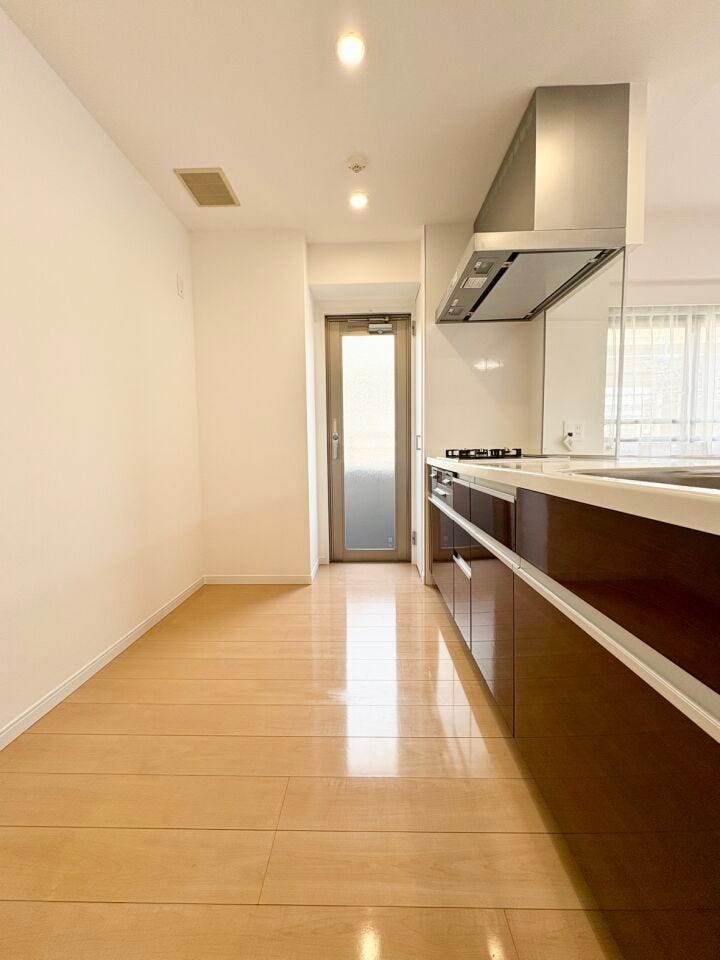 勝手口があり、バルコニーに繋がっています。勝手口もあるためゴミ出しなどに便利ですね。角部屋ならではの嬉しいポイントです。