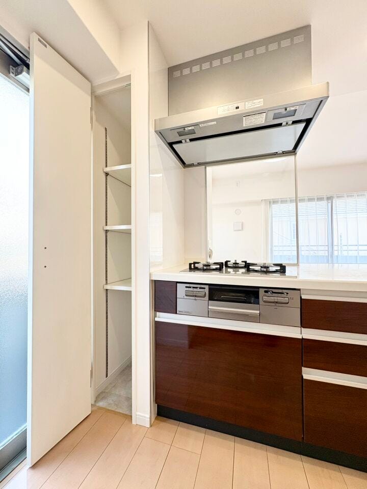 キッチン横に縦長の収納スペースがあります。調理グッズや調味料、食品のストックなど使い勝手が良い収納スペースです。