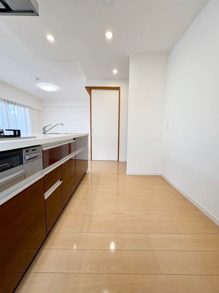 作業スペースにもゆとりがあり、複数人での調理やご家族と並んでの作業も快適です。冷蔵庫や収納棚の設置もしやすく使い勝手とデザイン性を兼ね備えたキッチン空間です。