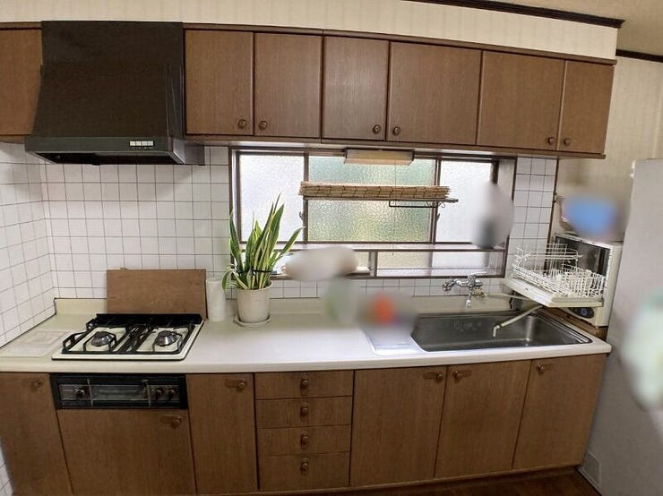 出窓のある明るいキッチン。