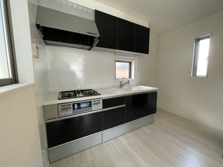 ◇3口コンロで料理もスムーズ!上下収納+窓付き♪