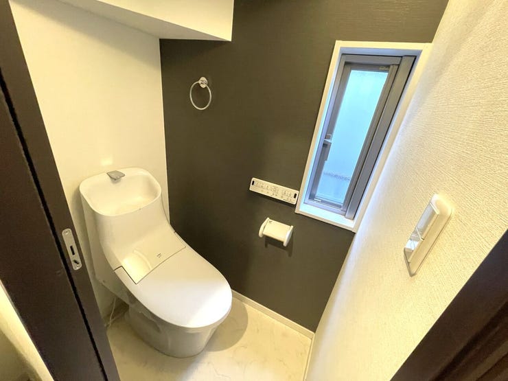 ◇温水便座で一年中快適。窓から光が差し込む、明るいトイレ空間