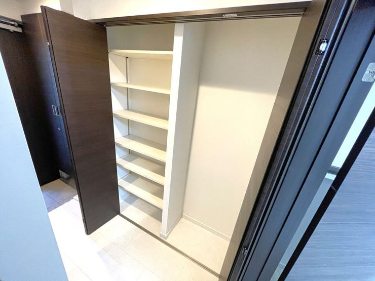 ◇1階の廊下には豊富な収納スペース♪