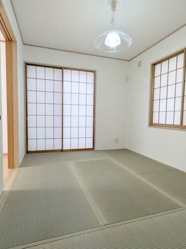 ●【落ち着きのある和室空間】畳の香りに癒やされる和の空間。障子越しの上質な光が心地よく、客間や寛ぎの場に最適です。