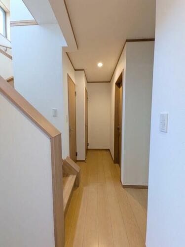 ●【木のぬくもりを感じる廊下動線】各部屋へのアクセスがスムーズな回遊性の高い廊下。温かみのある木目調のドアが印象的です。