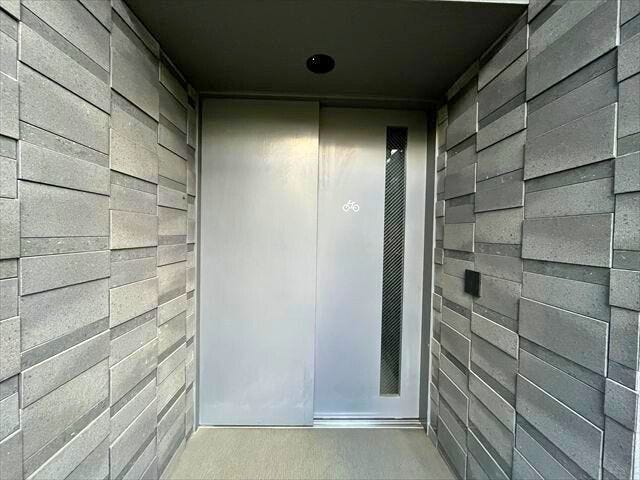 防犯面で安心の鍵を開けて中に停める駐輪場
(2025年12月26日 撮影)