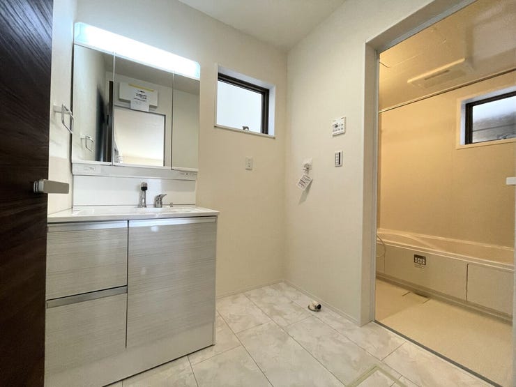 洗面所
シャワー付き洗面化粧台♪
三面鏡付で朝の身支度もラクラクです♪