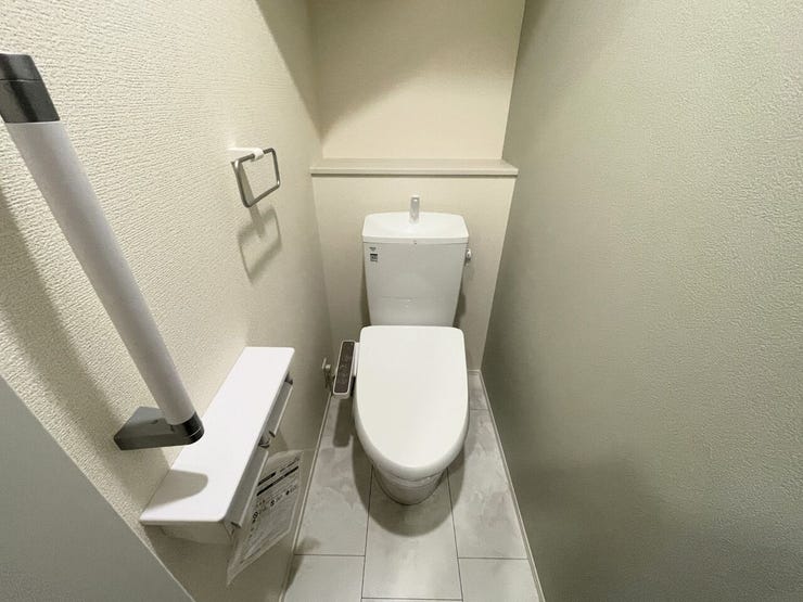 トイレ
1階2階とも温水洗浄便座♪
便座が暖かく、冬でも快適です♪