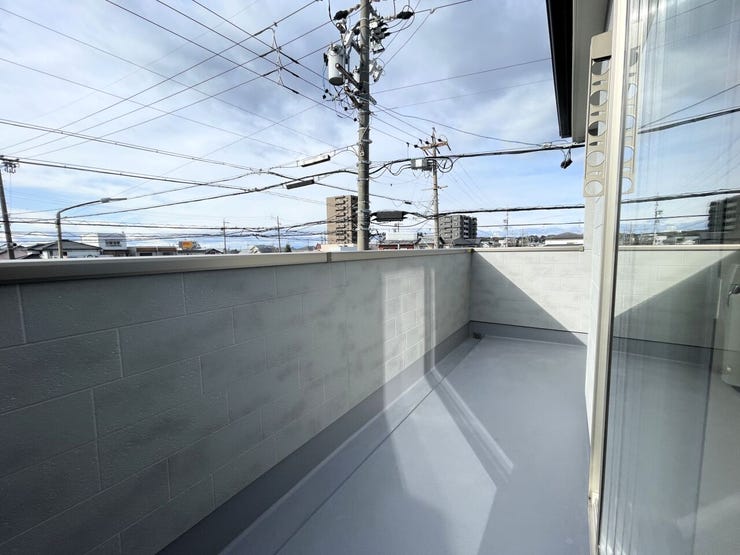 バルコニー
南向きバルコニー♪
陽当たりが良く洗濯物が良く乾きそうです♪
便利な洗濯金物が付いています。