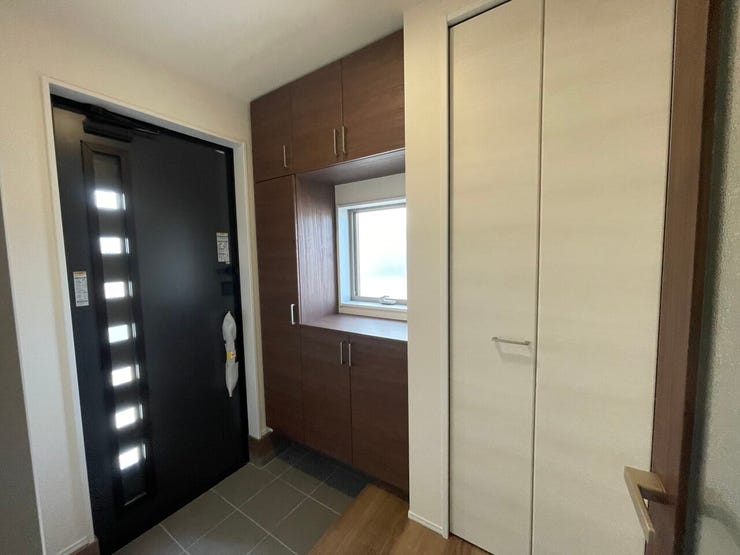 玄関
シューズボックス付きの玄関♪
玄関がスッキリとお使いいただけます♪