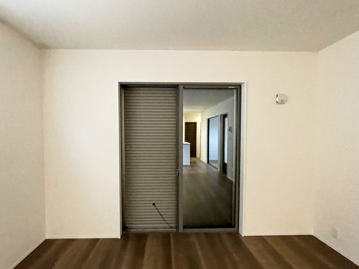 シャッター雨戸
開閉に力が要らないシャッターを採用しています♪
外出時や旅行時の防犯、台風など雨風の強い日にも安心ですね♪