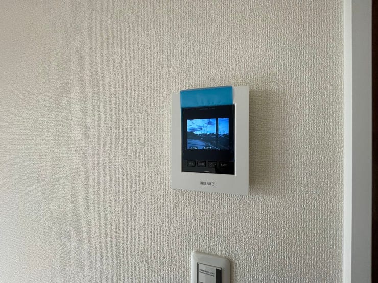 カラーモニター付インターホン
不在時の訪問は自動で録画されます。
訪問者の顔が確認できるのでお子様の留守番にも安心です♪