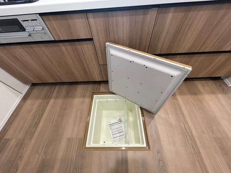 床下収納
あまり使わないものの収納に是非!
キッチンがスッキリ片付きます♪