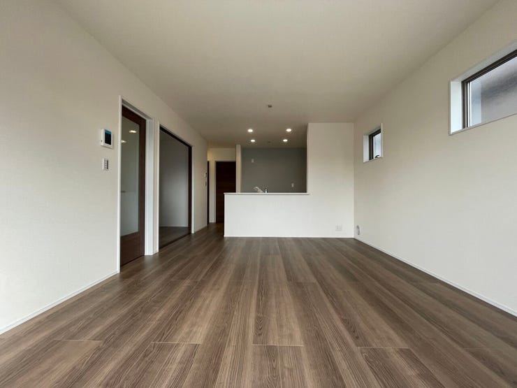 リビング
南面を広く取ったリビングは日当たり良好です♪
一家団欒の時間が増えそうですね♪