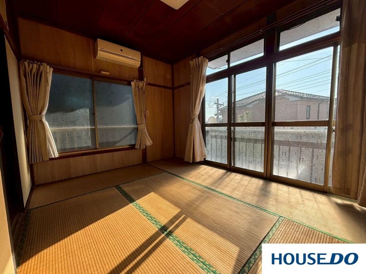 これだけ朝日や日差しが入るなら、朝も気持ちよく目覚められそうです!!!!
寝室にするならこの部屋で決まりです!!!