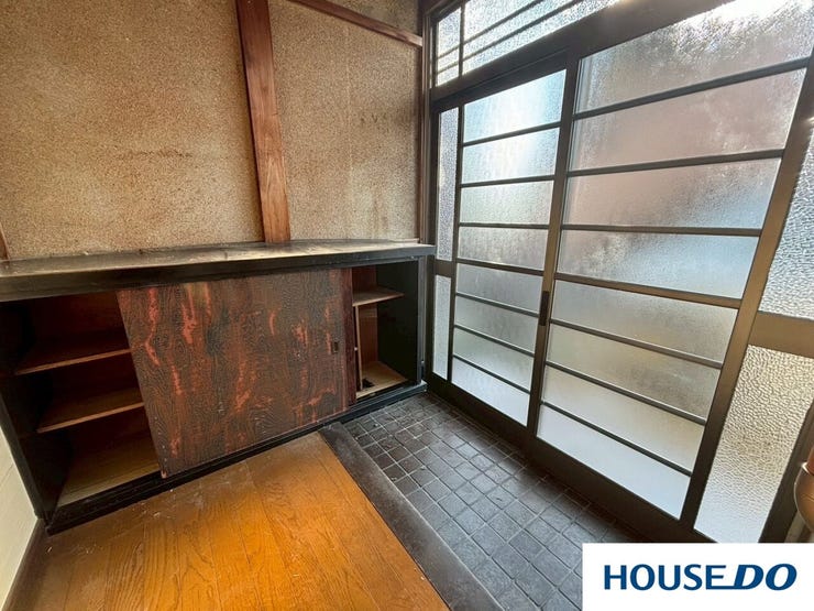 天板の黒い光沢と木肌のコントラストが絶妙で、ここにお気に入りの花瓶や季節の小物を飾るだけで、まるでお店のような高級感が出そうです!!!