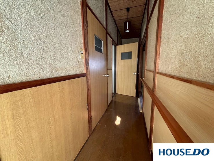 壁の下半分が木目調のパネルになっていて、お部屋との統一感がありますし、見た目にも高級感と安心感を与えてくれます!!!