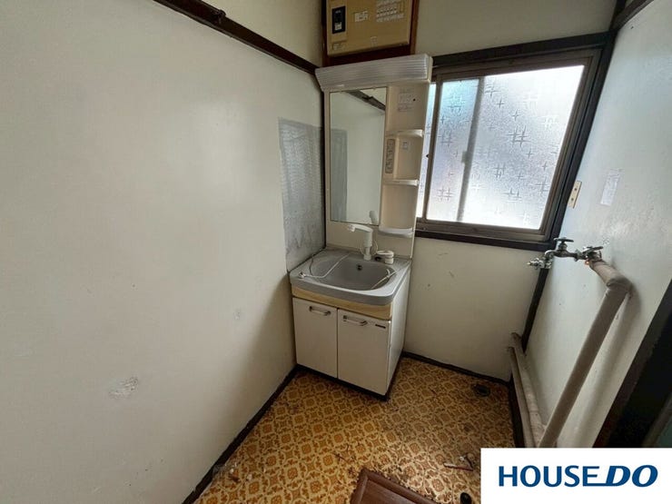 床の幾何学模様のパターンです。今の新しいお家ではなかなかお目にかかれない、この時代特有のオレンジがかった温かみのあるデザインは、一周回ってとてもおしゃれです!!