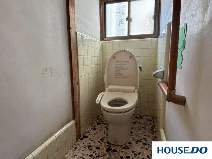 トイレの壁にあしらわれた淡いイエローのタイルが、とても優しい雰囲気です。色とりどりの小石が散りばめられたような表情があり、今のユニットバスやトイレにはない、当時の丁寧な手仕事の温もりが感じられます♪