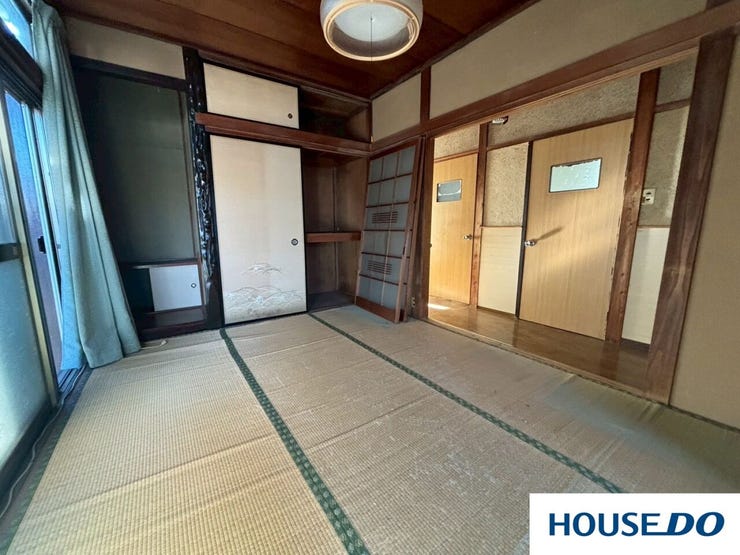 廊下側に見えるドアの小さな小窓や、木材の使い方が絶妙です。昭和レトロな雰囲気もありつつ、今の時代にはなかなか作れない「本物の木の質感」がたっぷり感じられて、とても贅沢な空間だと思います♪