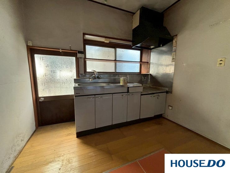 ステンレスのシンク台と落ち着いたグレーの扉の組み合わせが、無機質でインダストリアルなカッコよさを感じさせます。あえてこのままヴィンテージ風のキッチンとして楽しむのも、今の流行に合っていてオシャレですね