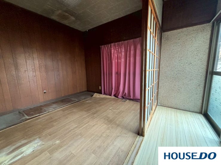 障子を開けた先にある、一段明るい廊下との繋がりがとても素敵です。昔ながらの「縁側」のような心地よさがあり、奥行きを感じさせます。シンプルで美しく、和と洋が絶妙にミックスされた空間ですね!!!!