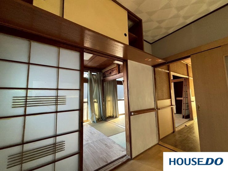 キッチンから奥の和室へと視線が抜ける「続き間」の構造が、実際の面積以上の広がりを感じさせます。建具を外せば、大きな一つの空間として使える柔軟性も大きな魅力です。