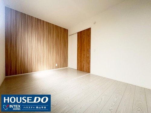 【自分時間を慈しむ、落ち着きの個室】
木目調のアクセントクロスが温かみを演出、リラックス感たっぷりのプライベートルーム。柔らかな日差しが入り、趣味の時間や一日の終わりのひとときを穏やかにしてくれます
