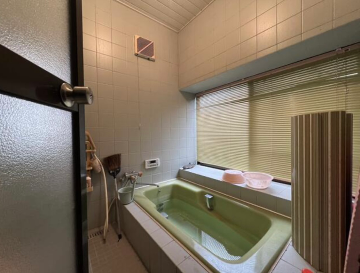 窓の大きい浴室は明るくて開放感を感じられます。