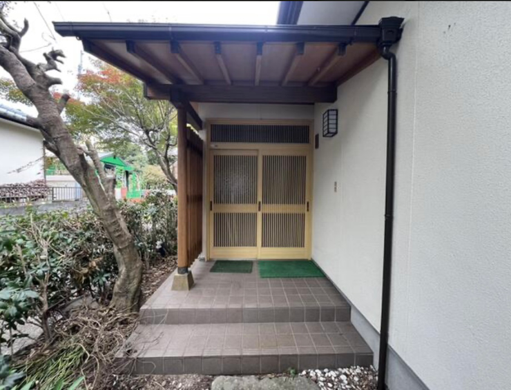 屋根付きの厳かなエントランス