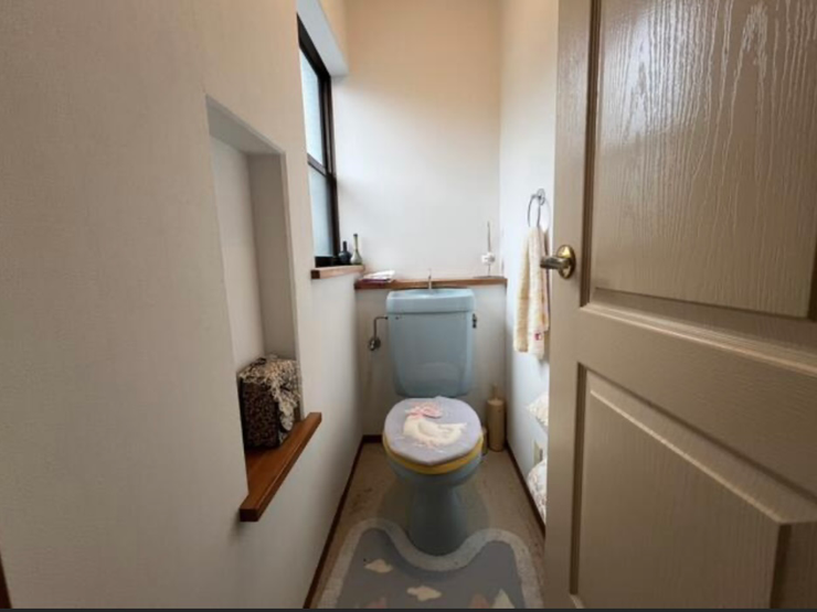 各階にトイレ有。ニッチにインテリアを飾れます。