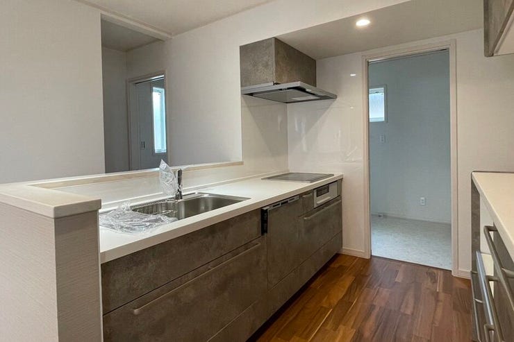 収納がたっぷり完備された使いやすいシステムキッチン!