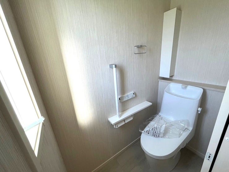 小窓、収納付きの明るいトイレです!