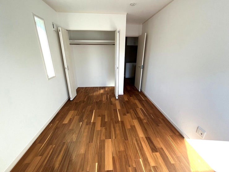 1階南側の自然光が入る温かみのある洋室です。