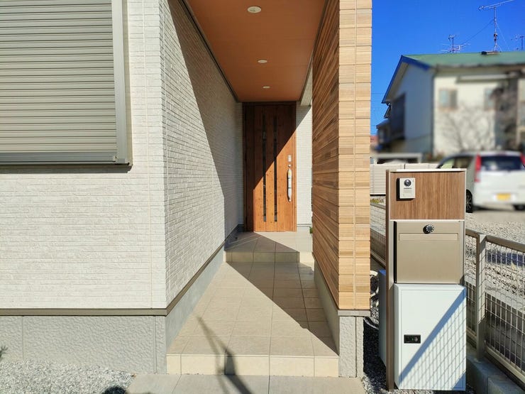 玄関ポーチは屋根付きで、雨でも安心ですね!